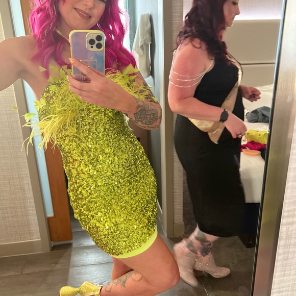 Size 4 dress from fashion nova ! Only wore once . - Picture 2 of 3